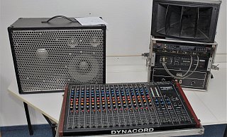 Lag auf einem Feld: Die Polizei sucht den rechtmäßigen Besitzer dieser Musikanlage. - Kreispolizei Höxter