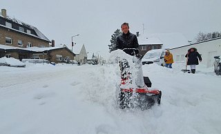 Florian Kuhlmann beim Pflegedienst Bonitas mit Schneefräse. - Gerald Dunkel