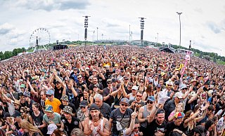 Zahlreiche Zuschauer verfolgen ein Konzert beim Open-Air-Festival «Rock im Park». - Daniel Karmann/dpa
