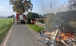 Die traurigen Reste des Wohnwagens. - FFW Höxter