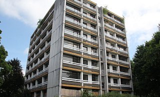 In der Diskussion: Das leer stehende Hochhaus am Sulburgring 11. - Burkhard Battran