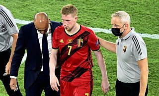 Belgiens Cheftrainer Roberto Martinez (l-r) und Physiotherapeut begleiten Kevin De Bruyne vom Spielfeld. - Foto: Dirk Waem/BELGA/dpa