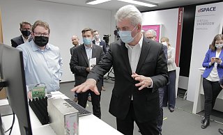 Hochinteressiert am Radar-Zielsimulator: Wirtschaftsminister AndreasPinkwart. - dSpace