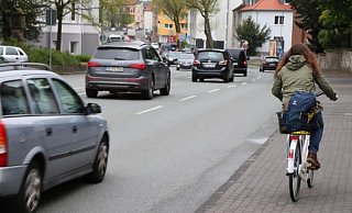 Soweit erlaubt, fühlen sich viele Radfahrer im Bereich neben der Straße sicherer als im fließenden Verkehr, auch wenn eine Benutzungspflicht aufgehoben wurde. - (Archivbild) Holger Kosbab Soweit erlaubt, fühlen sich viele Radfahrer im Bereich neben der Straße sicherer als im fließenden Verkehr, auch wenn eine Benutzungspflicht aufgehoben wurde. - (Archivbild) Holger Kosbab