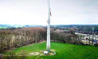 Der Nachbar: Das 2001/2002 gebaute Windrad ist wegen des Brutkastens in 60 Metern Höhe spektakulär. - Andreas Frücht