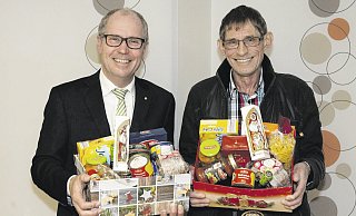Hier kommt jeder Cent an, für Menschen gleich nebenan: Landrat Manfred Müller (links im Bild) und Uwe Hoffmann bitten auch in diesem Jahr um Päckchen für Bedürftige. - Kreis Paderborn