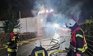 Die Feuerwehr beginnt umgehend mit der Brandbekämpfung. - Freiwillige Feuerwehr Borgentreich