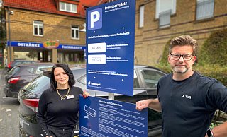 Oliver Voß, Inhaber des Top-Getränkemarktes in Gütersloh, und Markleiterin Lilli Berg hatten dauerhaft Probleme mit Parksündern. - Christian Bröder