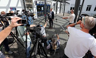 Nach Bekanntwerden der Vergewaltigungsvorwürfe stellt sich EvKB-Geschäftsführer Matthias Ernst im September 2020 der Presse. Seitdem ist auch das Klinikum selbst im Fokus der Ermittlungen. - Wolfgang Rudolf