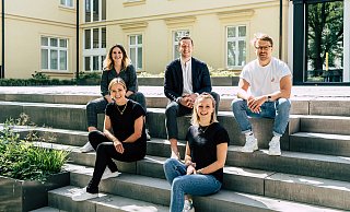 Sie möchten die Welt verändern: Jule, Hermann, Jannis (oben), Anna Lena und Leslie Marie (unten, v. l.). Sie arbeiten an Firmensitzen in Bielefeld und Berlin mit dem Ziel, die zukunftsträchtigen Ökosysteme der Städte zu verbinden. Die Zeichen stehen dabei auf Wachstum: Das Team freut sich aktuell auf einen weiteren Partner in Berlin. - The Trailblazers