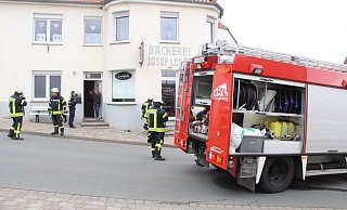 Die Dringenberger Feuerwehr sucht nach der Ursache für eine unklaren Brandgeruch in einem Bäckereigebäude. - Burkhard Battran