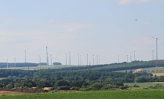 Im großen Windpark zwischen Bredenborn und Holzhausen soll ein weiteres großes Windrad entstehen. - Madita Schellenberg