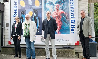 Die Kunstvereins-Vorsitzende Sarah Heitkemper (v. l.), Werner Reuber, Eberhard Bitter und Kurator Detlef H. Mache vor dem Ausstellungsplakat. - Ralf Bittner