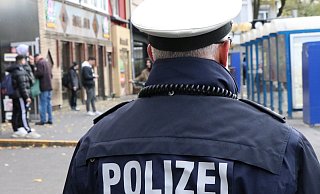 Ein Polizist schaut sich das Geschehen am Paderborner Westerntor an. - Holger Kosbab