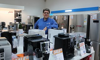 Rainer Döring in seinem Fachmarkt in Löhne. Er sieht die Entwicklung der Branche mit Sorgen. - Dirk Windmöller