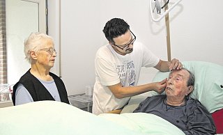 Sich aufeinander verlassen: Hilde Vormbrock weiß, dass sie und ihr Mann Gustav bei Alexander Hecht gut aufgehoben sind. Der erfahrene Pfleger gibt dem 86-Jährigen gerade seine Augentropfen. - Judith Gladow