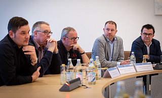 Dominik Meyer, Christoph Schlösser ( (v. l.) beide Uni Baskets Paderborn), Thomas Lippe (SC Grün Weiß Paderborn), Christian Stork (Organisationsleiter Osterlauf), Martin Hornberger (Geschäftsführer SC Paderborn) informieren über die Absagen. - Niklas Tüns