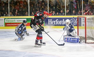 Stimmungsvoller Auftakt vor den eigenen Fans: Die Ice Dragons, hier mit Jörn Weikamp, treffen auf den EHC Neuwied. - Yvonne Gottschlich