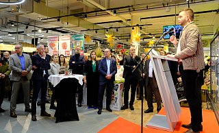 Marktkauf-Marktleiter Donjet Morina begrüßte zahlreiche geladene Gäste, darunter auch Lübbeckes Bürgermeister Frank Haberbosch. - Heike von Schulz