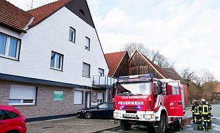 In einer Küche im Dachgeschoss dieses Mehrfamilienhauses war am Samstagnachmittag ein Mikrowellengerät in Brand geraten. Die drei Bewohner löschten die Flammen und brachten sich dann selbst in Sicherheit. - Ralph Meyer
