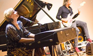 Ida Sand interpretiert an Piano und Flügel im Marta Soulklassiker, begleitet von Sven Lindvall (Bass) und Nicolas Noutini-Wallin am Schlagzeug. - Ralf Bittner