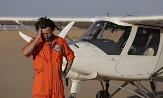 Seawatch-Mann: Ruben Neugebauer vor der Maschine, mit der die Hilfsorganisation über dem Mittelmeer fliegt. - Bastian Schlange