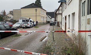 Die Straße ist mit Flatterband abgesperrt. - Frank-Michael Kiel-Steinkamp