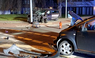 Beim Zusammenstoß von zwei Personenwagen auf der Bahnhofstraße in Höhe der Einmündung der Rathenaustraße wurden alle drei Insassen verletzt. - Ralph Meyer