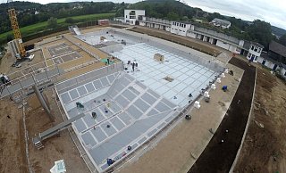 Die Arbeiter sind noch im Becken: Das Freibad ist nicht fertig, am Mittwoch wurde noch an vielen Stellen auf dem Gelände gearbeitet. - Thomas Kube