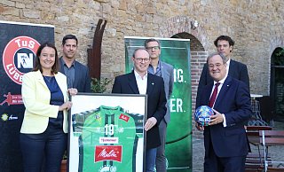 Ministerpräsident Armin Laschet (rechts) unterstützt den Landratswahlkampf seiner Parteikollegin Anna Bölling (CDU). Davon profitierten die heimischen Profi Handballklubs GWD Minden und TuS N-Lübbecke mit ihren Sportchefs Rolf Hermann (TuS/2.v.links) und Frank von Behren (GWD/rechts) sowie den Finanz-Chefs Markus Kalusche (GWD/Mitte links) und Torsten Appel (TuS/Mitte rechts). - Foto: Riechmann