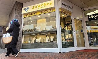 Vor etwas mehr als 30 Jahren haben die Duvals ein Schmuckgeschäft in Bünde eröffnet. Die erste Filiale befand sich noch im Innenbereich der City-Passage. - Florian Weyand