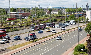 An dieser Stelle soll ein neues Parkhaus für Autos und Fahrräder entstehen, am rechten Rand ist das B&B-Hotel. - Niklas Tüns