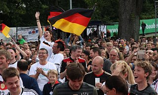 Zum Public Viewing in den Steinmeisterpark in Bünde kamen im Jahr 2016 noch etwa 4.000 Fußballfans. - Stefan Boscher