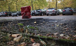 Auf dem Parkplatz sind nur noch Rußspuren zu sehen. Links die defekte E-Ladesäule. - Björn Kenter