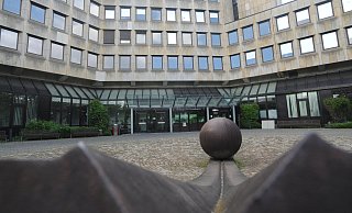 Im Gerichtszentrum am Mindener Königswall sind das Amtsgericht, das Verwaltungsgericht und das Arbeitsgericht untergebracht. Zum Amtsgericht gehört auch das Schöffengericht. - Joern Spreen-Ledebur