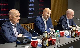 Arminia-Präsident Rainer Schütte (v. l.) und Vizepräsident Maurice Eschweiler gaben Einblicke ins DSC-Zahlenwerk. Rechts DSC-Mediensprecher Alexander Jacob. - Oliver Krato