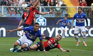 Abdelhamid Sabiri (l.) hat soeben für Sampdoria im Derby gegen CFC Genua zum 1:0 getroffen. Damit sicherte der ehemalige SCP-Akteur seinem Team einen eminent wichtigen Sieg im Abstiegskampf. - picture alliance