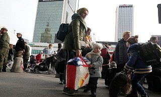Ukrainische Flüchtlinge am Hauptbahnhof in Warschau. - Foto: Czarek Sokolowski/AP/dpa
