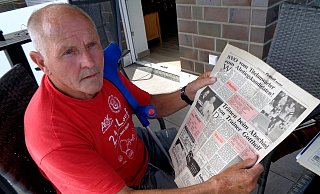Erinnerungen: Hermann Gotthelf hatte wegen seiner Verletzung zuletzt viel Zeit, um alte Presseberichte über das eigene Wirken in den zurückliegenden Fußball-Jahrzehnten zu studieren. - Foto: Dirk Kröger