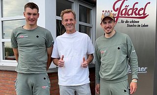 Hotel-Chef Andy Marten begrüßte die deutschen Fahrer Timo Behrens (l.) und Henri Uhlig im Landhotel Jäckel. - Tobias Barrelmeyer