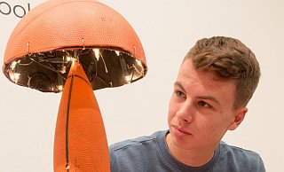 1. Preis: Lukas Kraatz mit seiner Basketballlampe. - Ralf Bittner