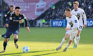 Das Hinspiel zwischen dem SC Paderborn 07 und der SV Elversberg endete 3:1. Hier ist SCP-Kapitän Raphael Obermair (links) im Duell mit Maurice Neubauer. - picture alliance / Fußball-News Saarland
