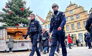 Roy Engster vom Ordnungsamt und Oberkommissar Ralf Molter gehen auf Streife auf dem Alten Markt in Bielefeld. - Eike J. Horstmann