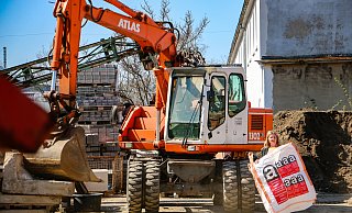 Solche großen XXL-Säcke können sich Kunden, die Asbest entsorgen wollen, bei Recycling-Expertin Marion Hirschhorn und ihrem Team besorgen, um giftigen Bauschutt ordnungsgemäß abgeben zu können. - Daniel Salmon