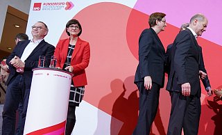 Gewinner - Verlierer: Norbert Walter-Borjans (l.) und Saskia Esken (2.v.l., beide SPD) stehen nach der Bekanntgabe des Ergebnisses im Willy-Brandt-Haus, während das unterlegene Kandidaten-Duo Olaf Scholz (SPD, r.),  und Klara Geywitz das Podium verlässt. - picture alliance/dpa