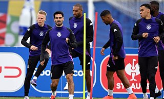 Ilkay Gündogan (2.v.l.) denkt nicht an ein Karriereende in der Nationalmannschaft. - Federico Gambarini/dpa