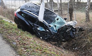 Durch die Wucht des Zusammenstoßes wurde unter anderem auch das rechte Vorderrad des Renault aus der Verankerung gerissen, - Andreas Eickhoff