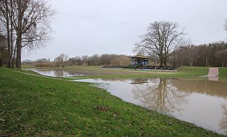 Der Reitplatz im Siel von Bad Oeynhausen steht unter Wasser. In früheren Jahren passierte das mehrfach in jedem Frühjahr. Inzwischen ist der Land-unter-Zustand allerdings zu einem seltenen Bild geworden. - Heidi Froreich