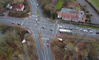 Das Becker Kreuz wird umgebaut. Das Luftbild zeigt die aktuelle Situation. Die Werster Straße im oberen Bildrand und die Lübbecker Straße, die durch Bildmitte verläuft, sollen eine weitere Spur erhalten. - Wolfhard Jording