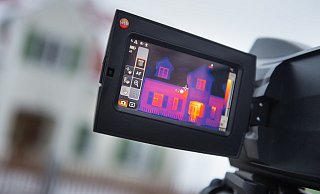 Beim Thermographie-Verfahren werden mit Wärmebildkameras die Oberflächentemperaturen der Außen- und Innenwände erfasst und darstellbar gemacht. Das Ergebnis sind bunte Bilder, die anzeigen, an welchen Stellen Wärme verloren geht und wo das Gebäude gut isoliert ist. - dpa-tmn